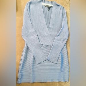 Blue White House Black Market size M Vneck, ribbed knit top w 3/4 length sleeves